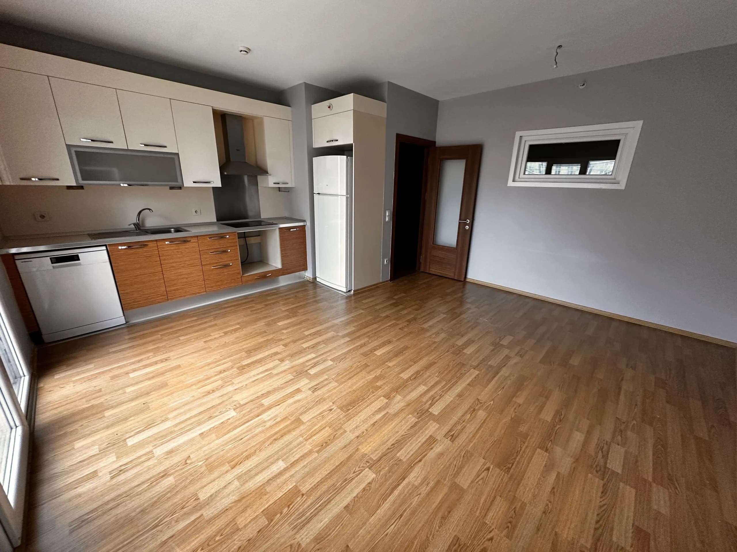 KRİSTALŞEHİR'DE METROBÜSE KOMŞU 1+1,5 KİRALIK DAİRE