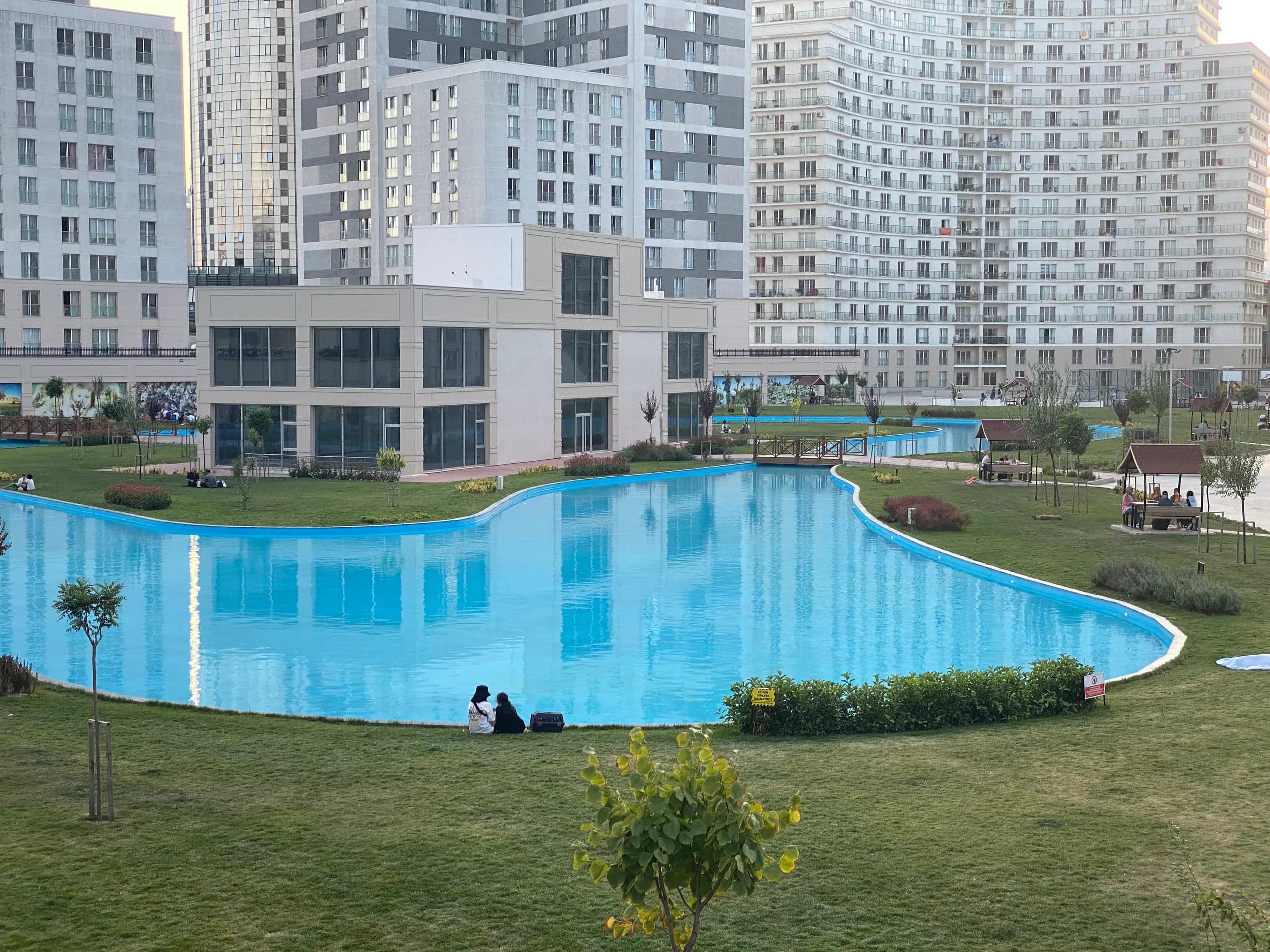 KRİSTALŞEHİR'DE METROBÜSE KOMŞU 3+1 SATILIK DAİRE