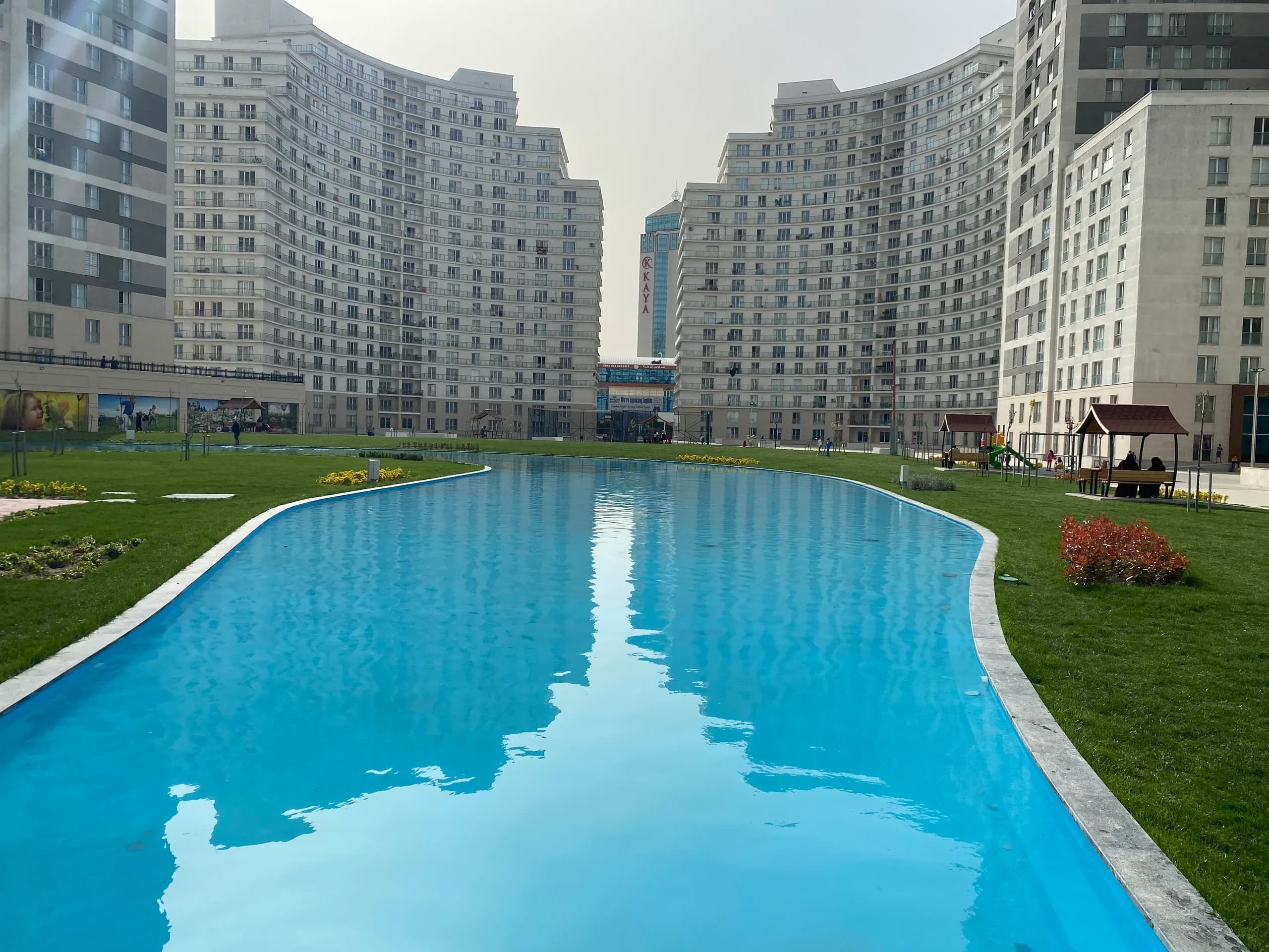 KRİSTALŞEHİR METROBÜSE 5 DAKİKA 1+1, 70 m2 SATILI DAİRE