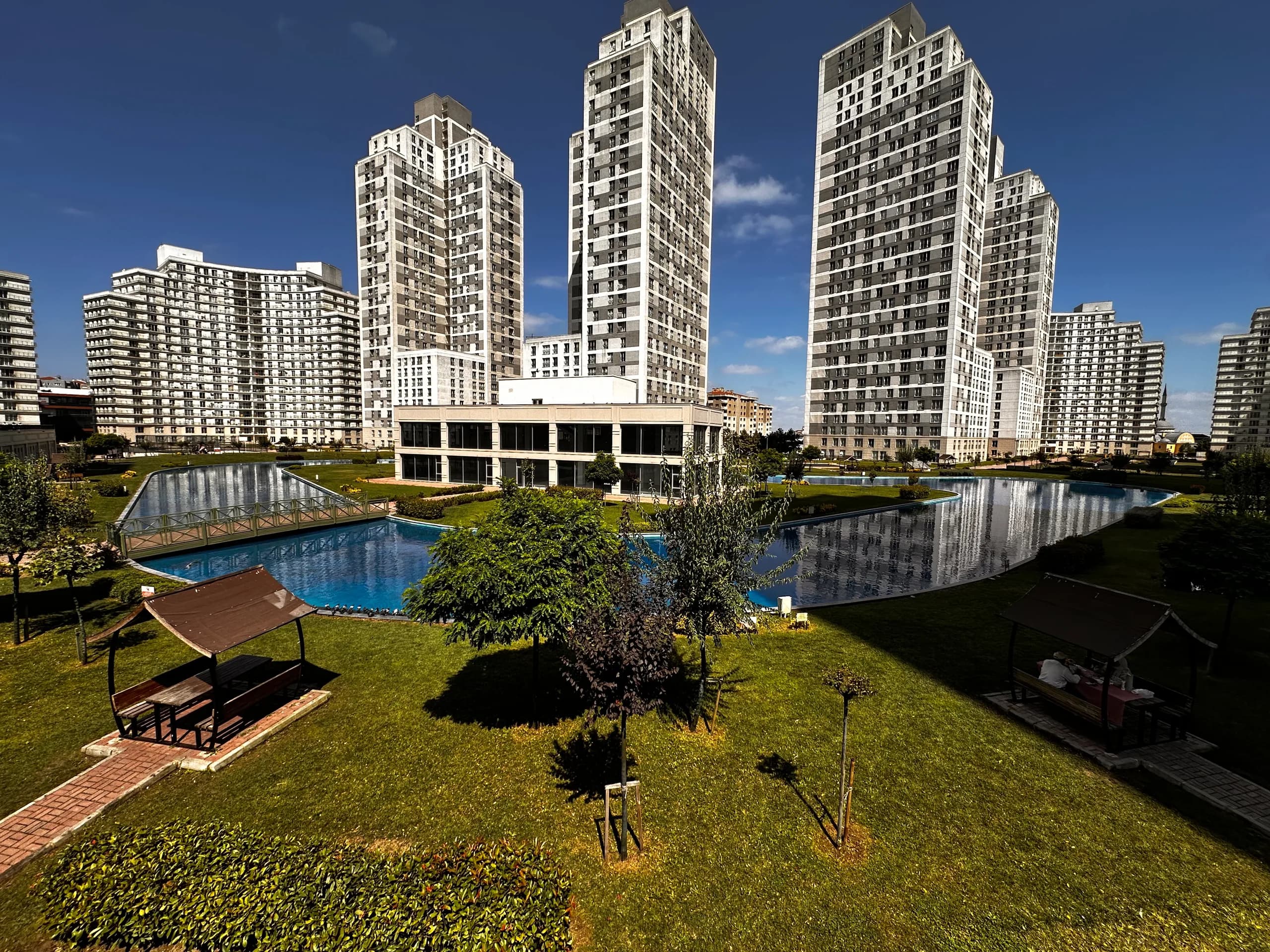 KRİSTALŞEHİR'DE METROBÜSE 5 DK. 3+1, 145 m2 EŞYALI SATILIK DAİRE